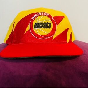 Mitchell & Ness Houston Rockets snapback hat.